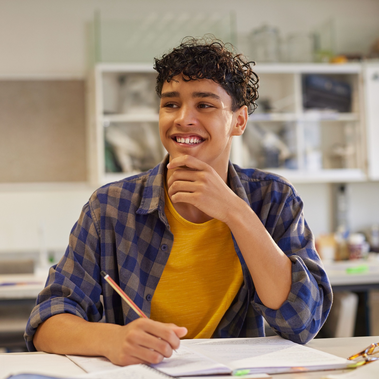 Étudiant attentif en cours génération Z