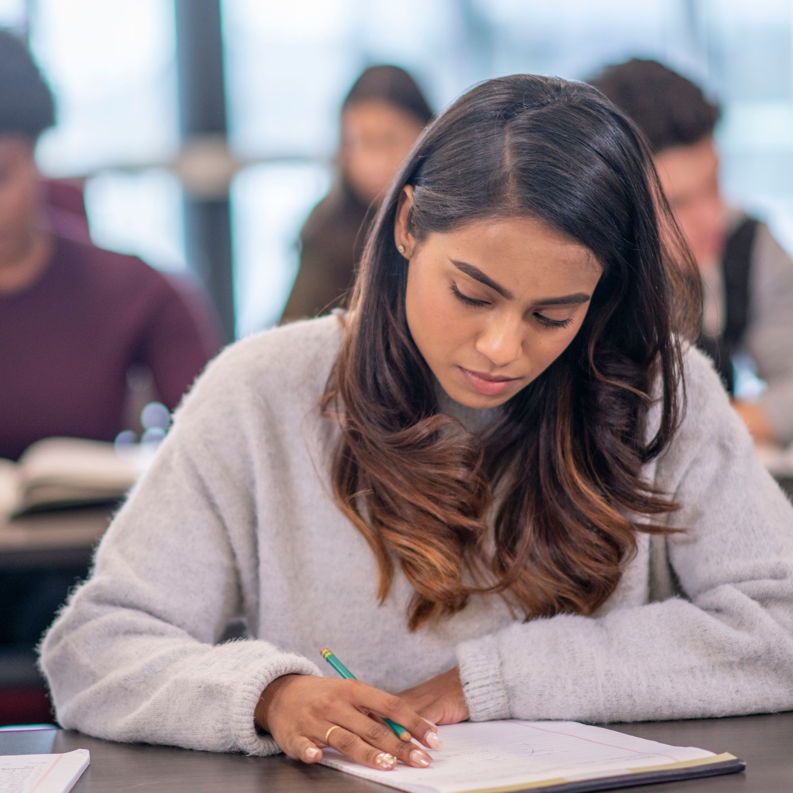 Étudiante en cours concentration apprentissage