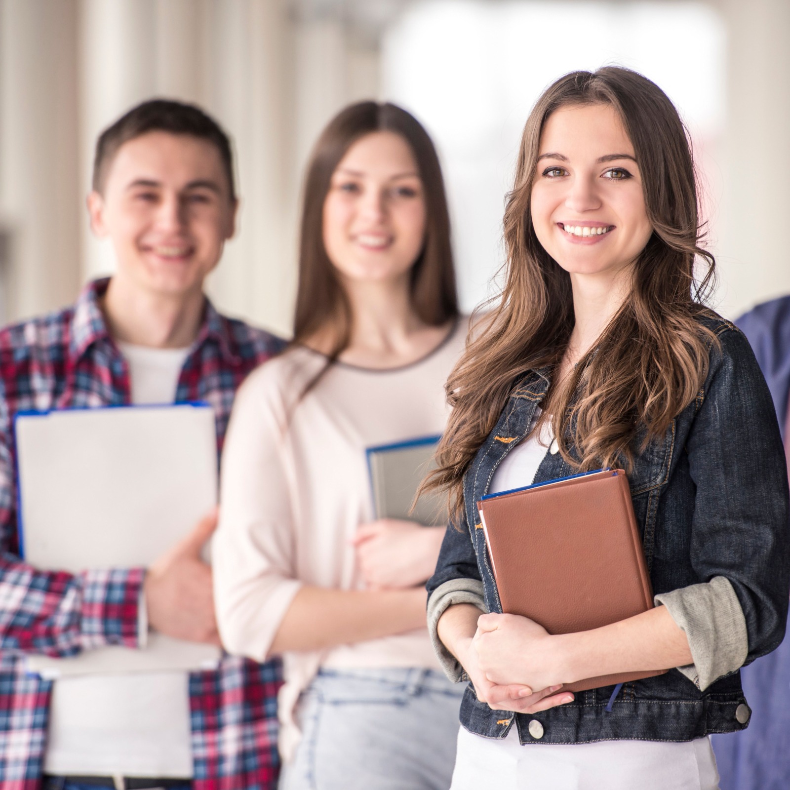 Groupe d'étudiants internationaux sur un campus universitaire